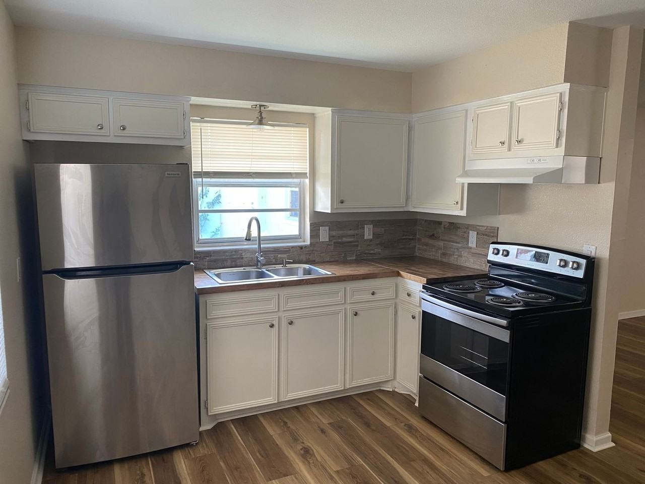 911 907, 909, & 911 Locke Street ##909 - Photo 4 of 16