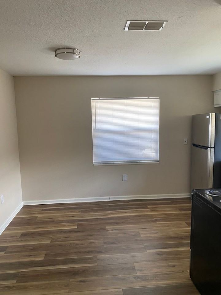 911 907, 909, & 911 Locke Street ##909 - Photo 6 of 16