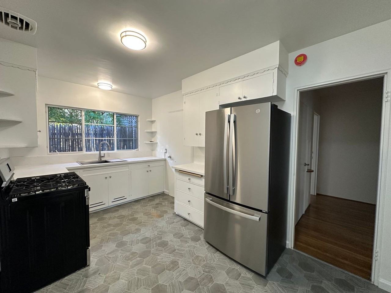 1310 Bath St - Photo 5 of 12