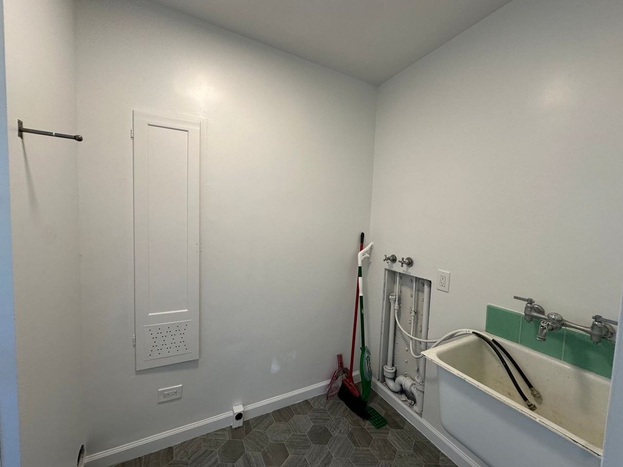 1310 Bath St - Photo 6 of 12