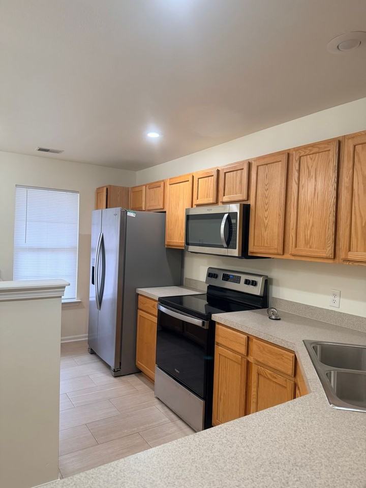 602 East Ave - Photo 4 of 26