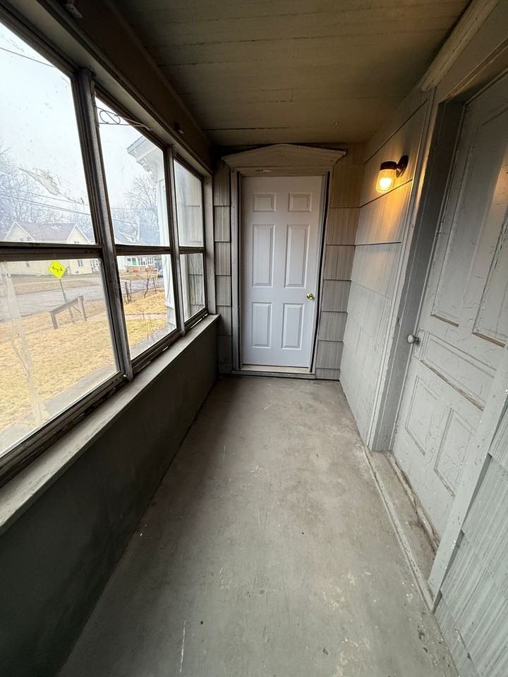 301 Summit Ave - Photo 2 of 21