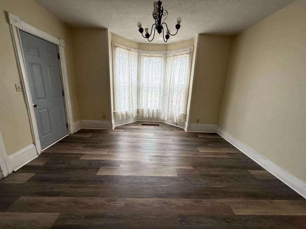 301 Summit Ave - Photo 4 of 21