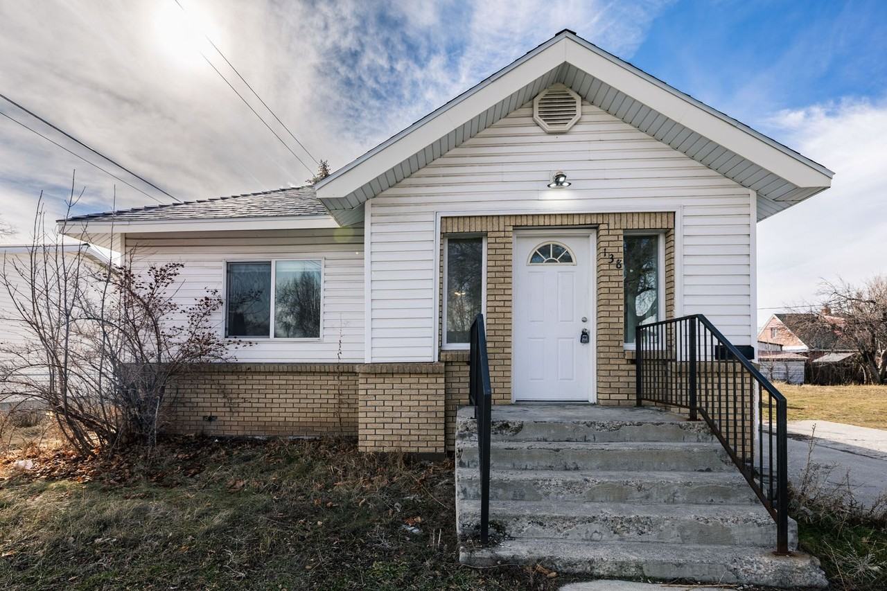 138 E 1st N - Photo 2 of 21