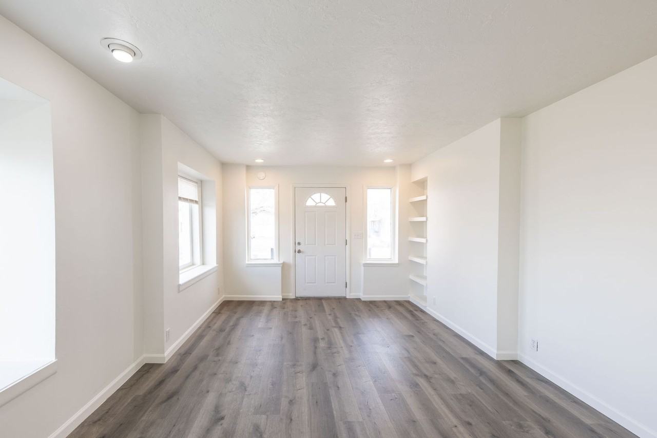 138 E 1st N - Photo 5 of 21