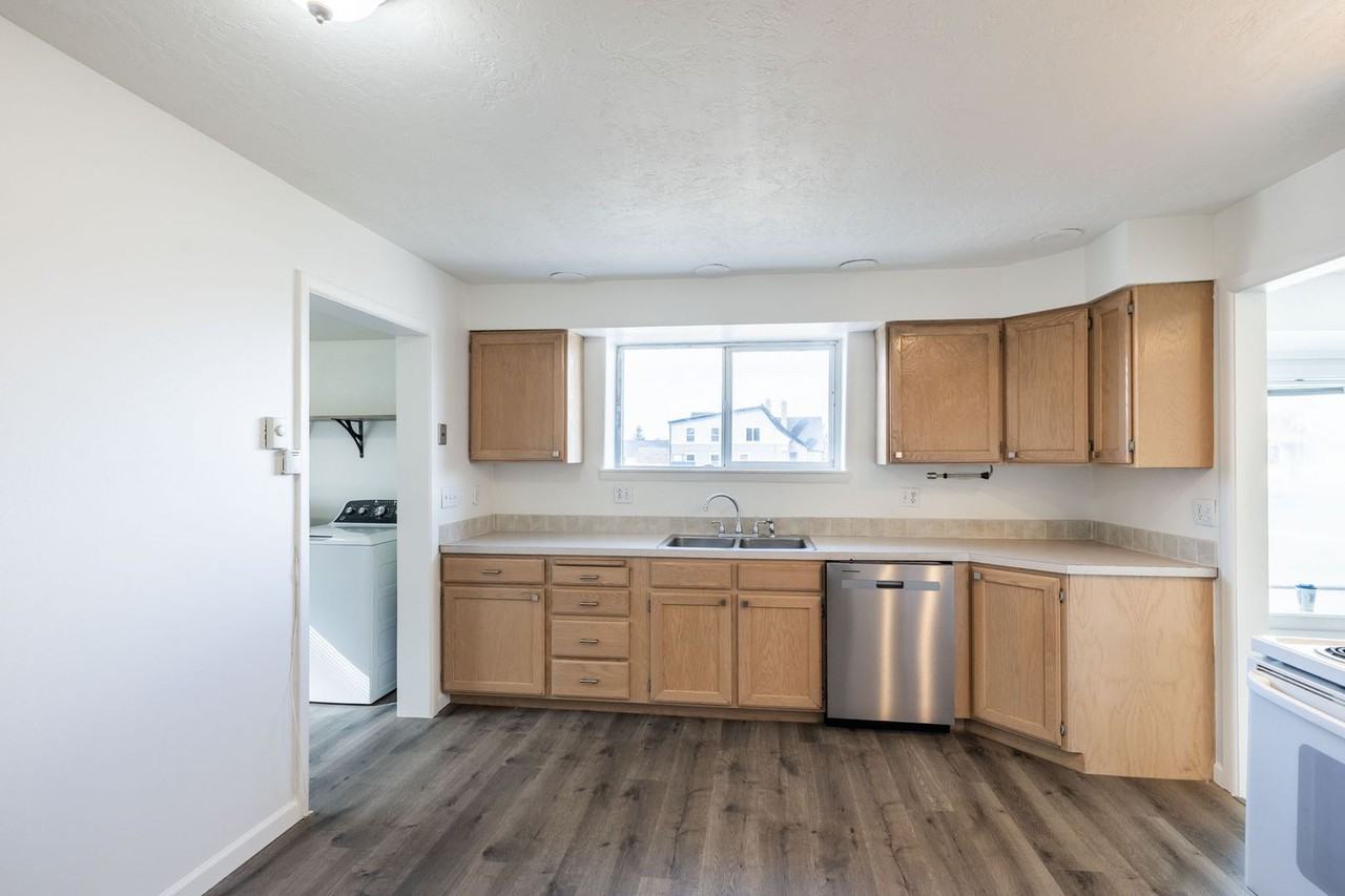 138 E 1st N - Photo 7 of 21