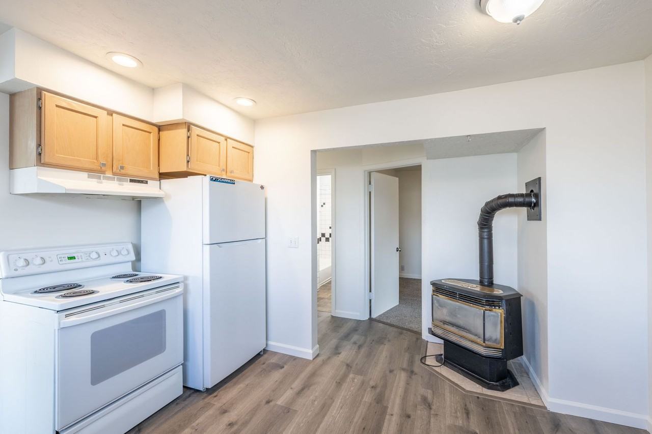 138 E 1st N - Photo 7 of 22