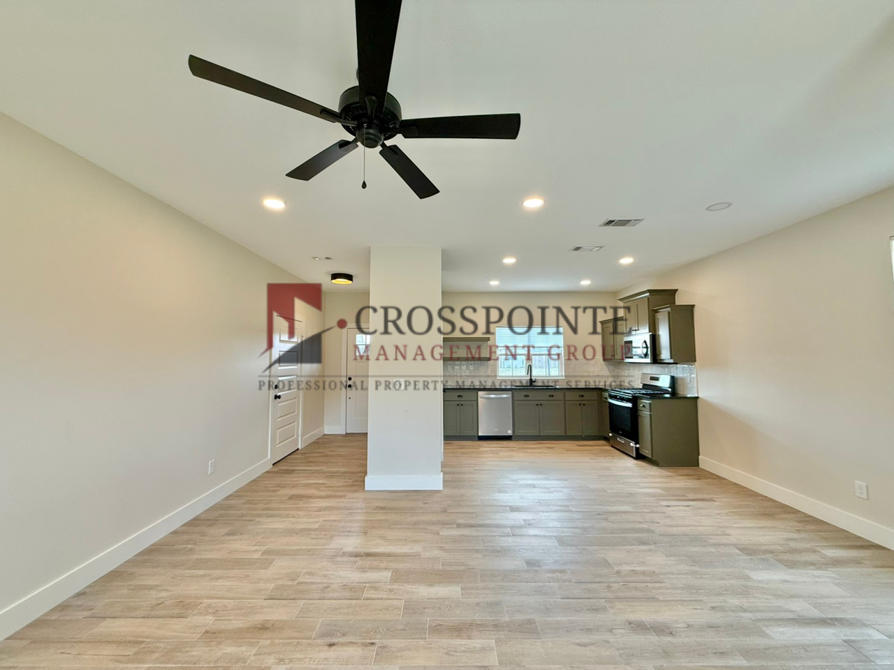 17422 Crossing Cir - Photo 2 of 23