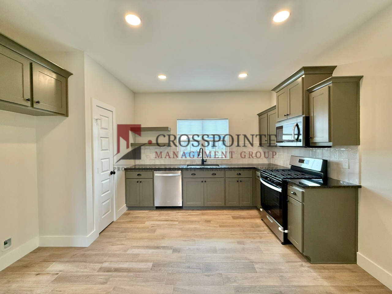 17422 Crossing Cir - Photo 5 of 23