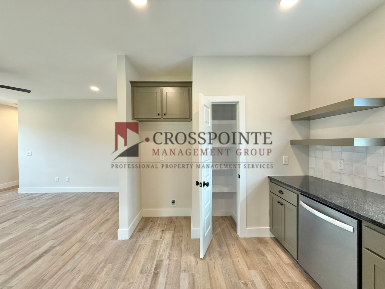 17422 Crossing Cir - Photo 7 of 23