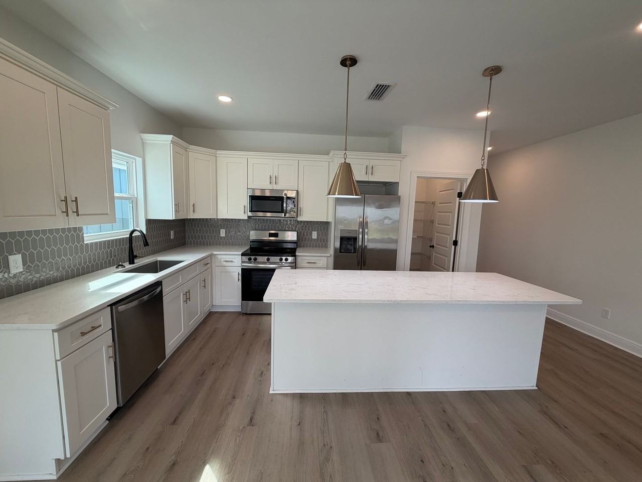 1303 Louisiana Ave - Photo 5 of 26