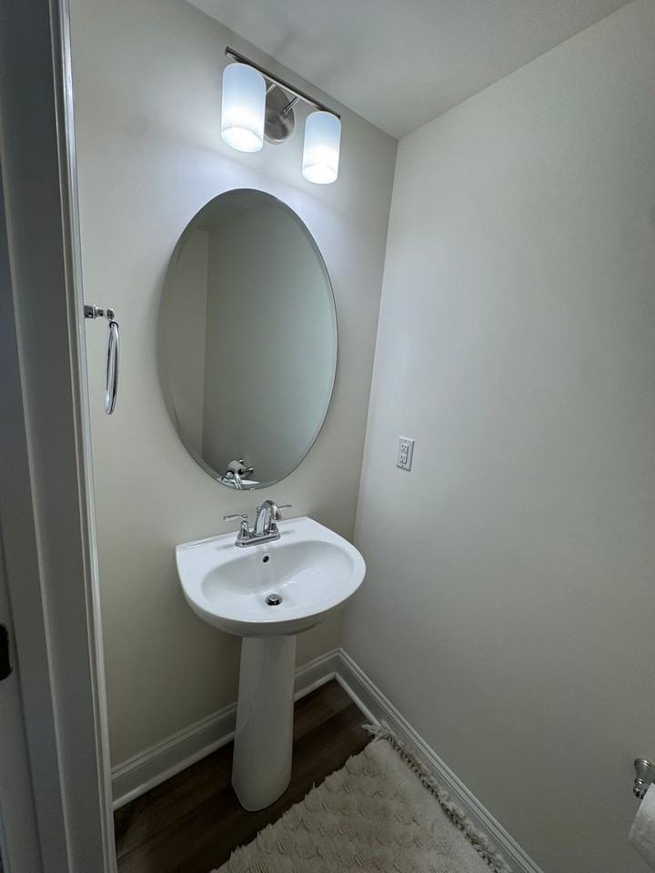 2071 Suttonview Rd - Photo 4 of 7