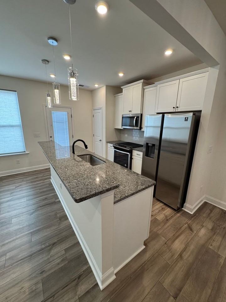 2071 Suttonview Rd - Photo 3 of 7