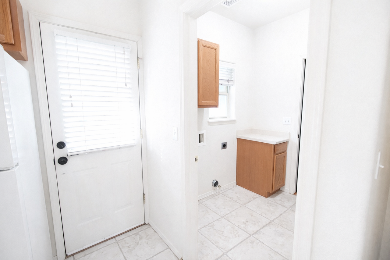 1399 1399 NW Clatsop - #1 - Photo 5 of 25