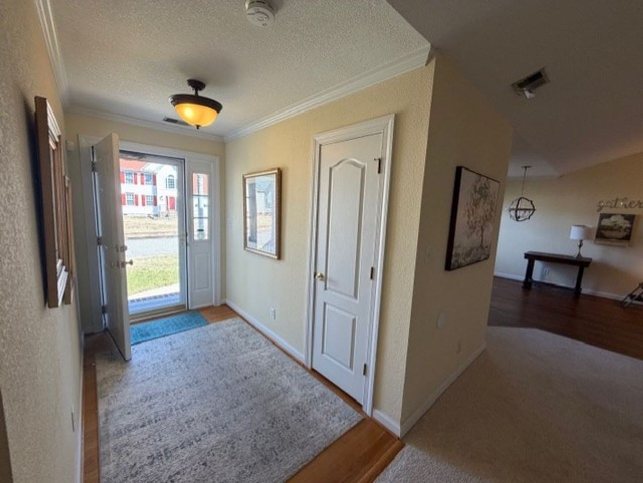 130 Dutchess Way - Photo 3 of 33