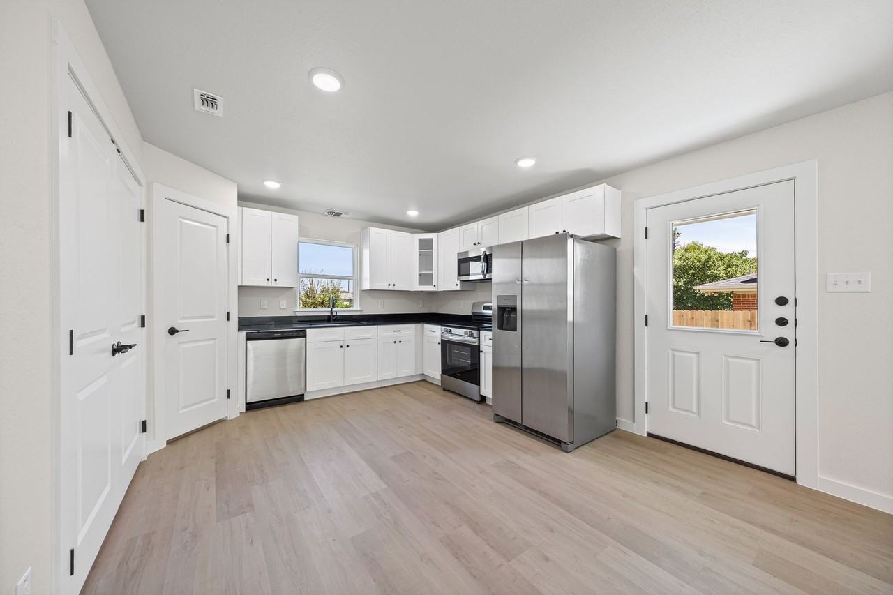 1407 S 5th St - Photo 5 of 30