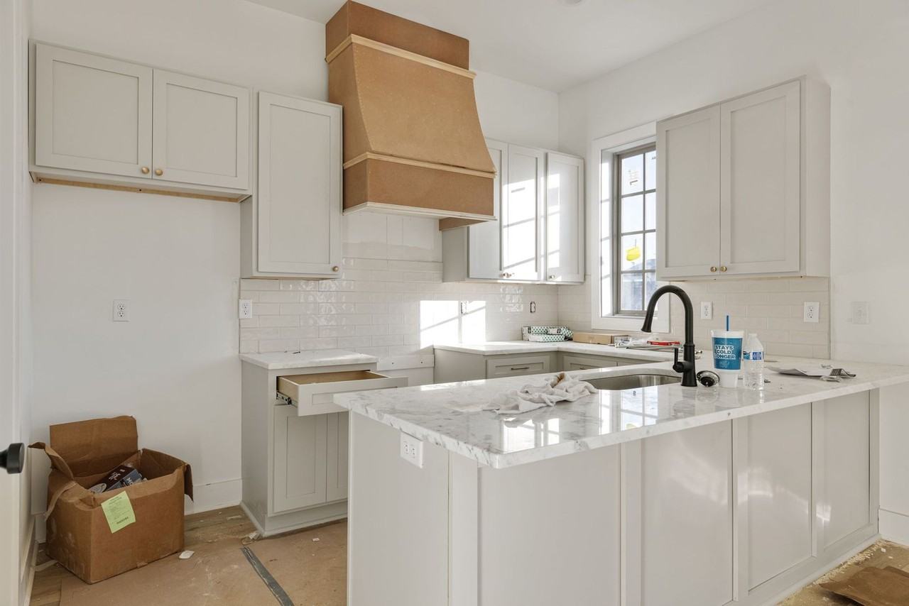 905 Broyles St - Photo 3 of 25