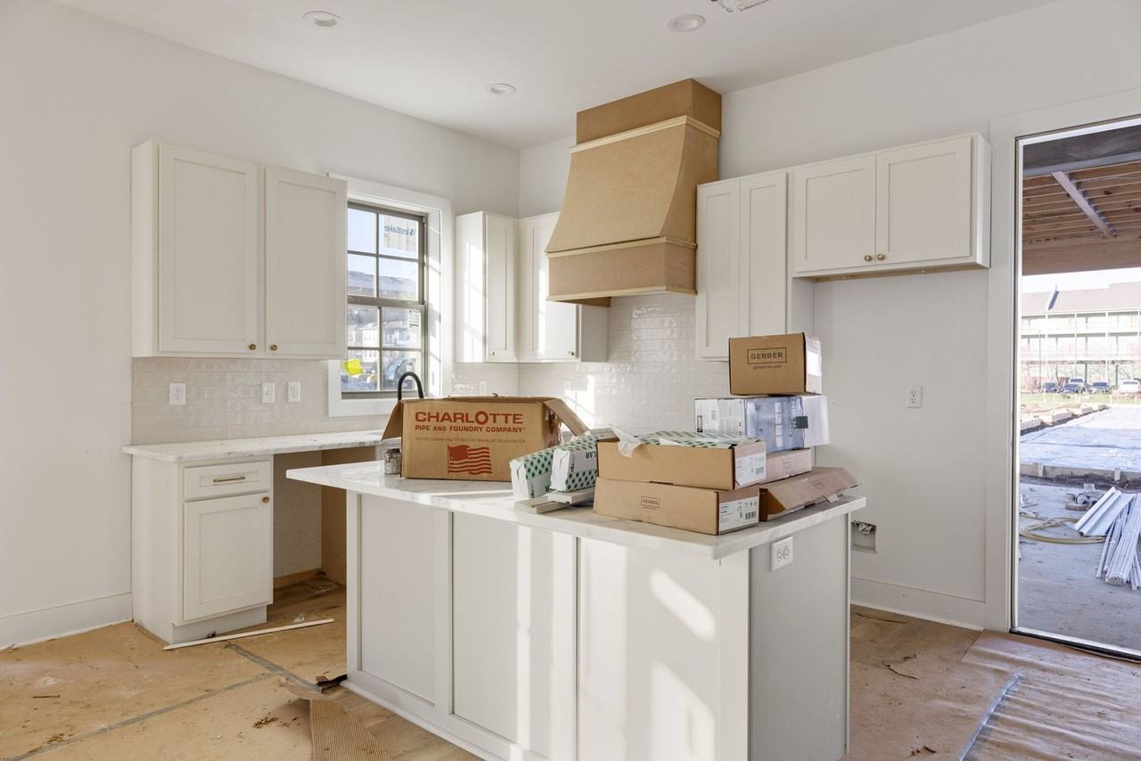 905 Broyles St - Photo 5 of 25