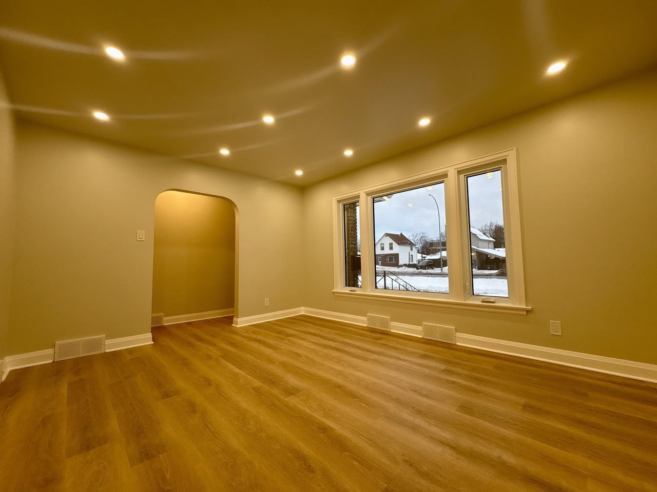 2126 Arthur St E - Photo 6 of 40