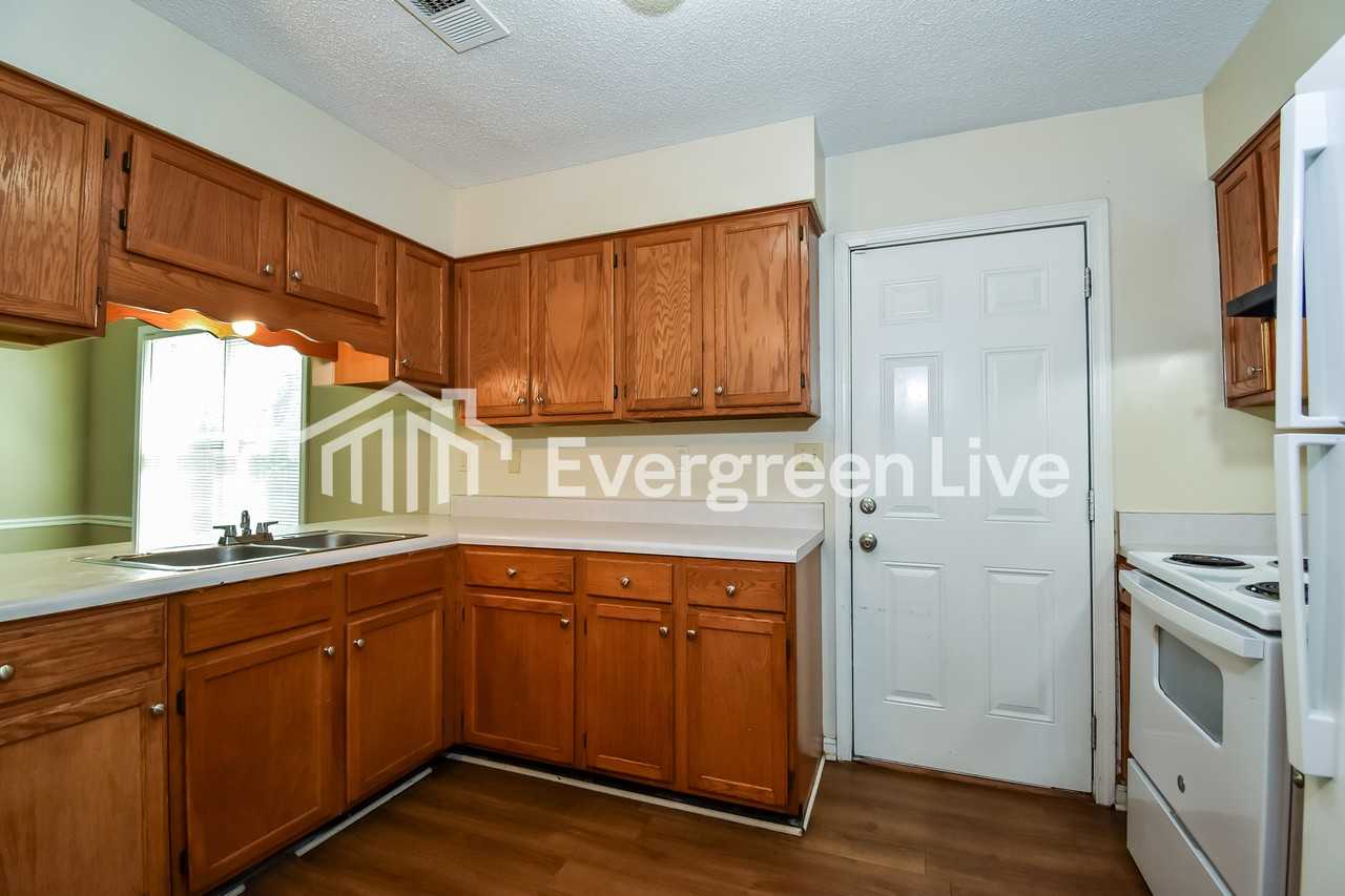 6894 Snyder Rd - Photo 5 of 15