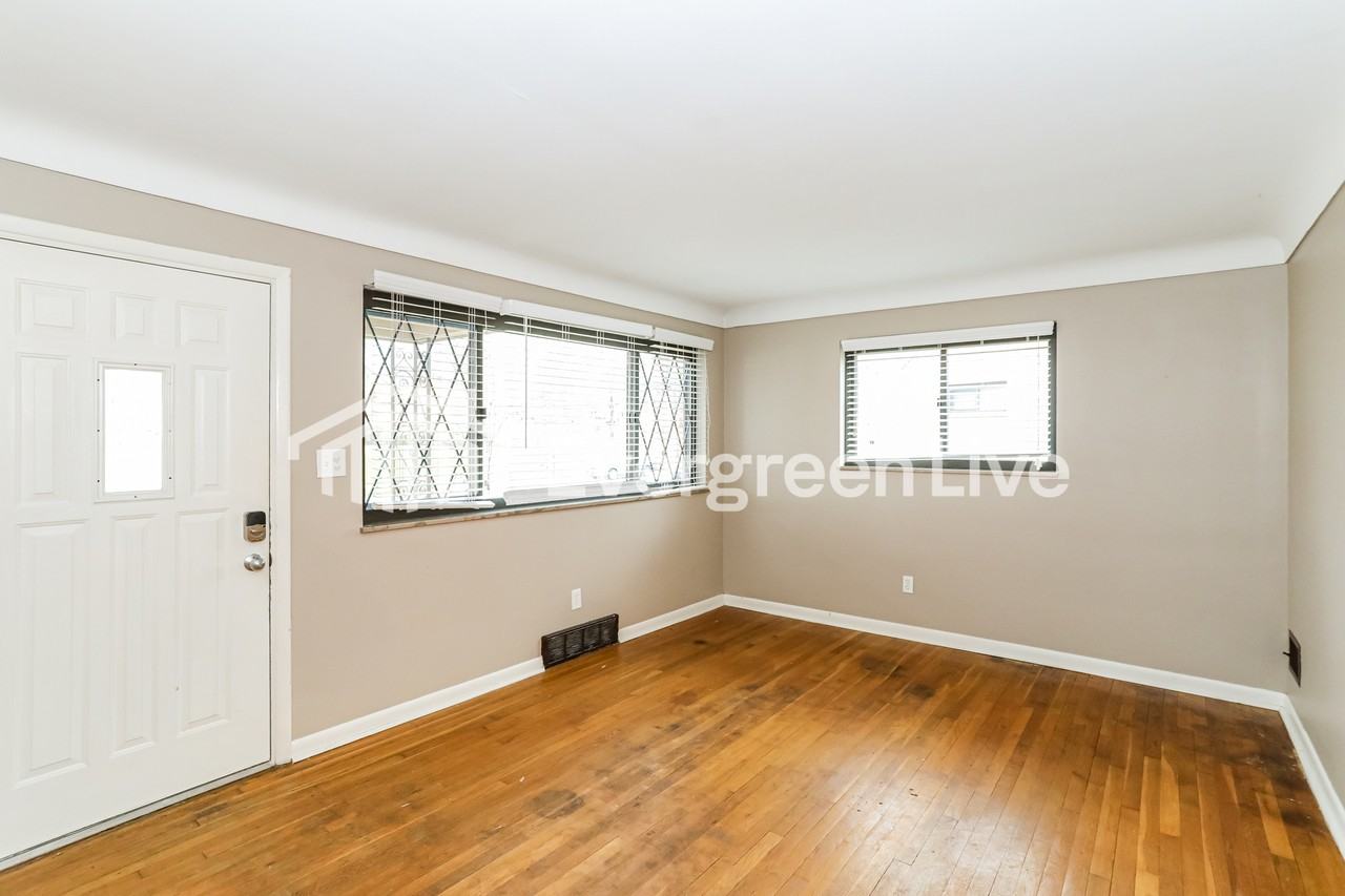 5585 Antoninus Dr - Photo 3 of 15