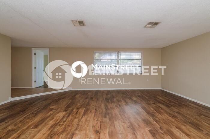 9141 Suffolk Ln - Photo 3 of 16