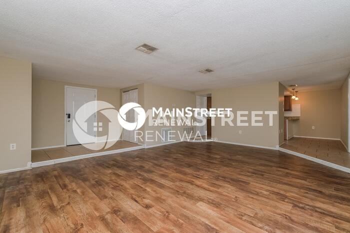 9141 Suffolk Ln - Photo 5 of 16