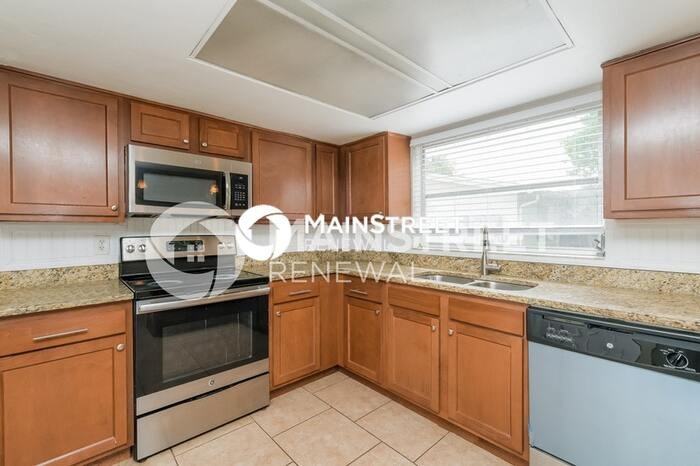 9141 Suffolk Ln - Photo 6 of 16