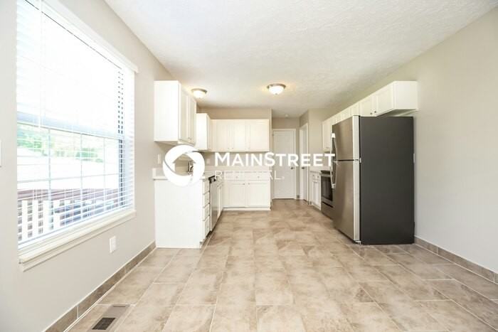 1012 Oak Ridge Ct - Photo 6 of 17