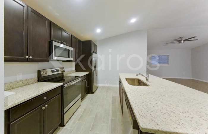 227 Pennfield St - Photo 6 of 22