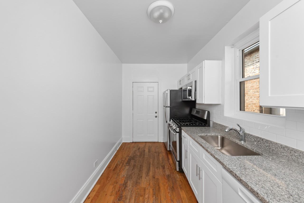 2347 W Fullerton Ave #2 - Photo 4 of 9