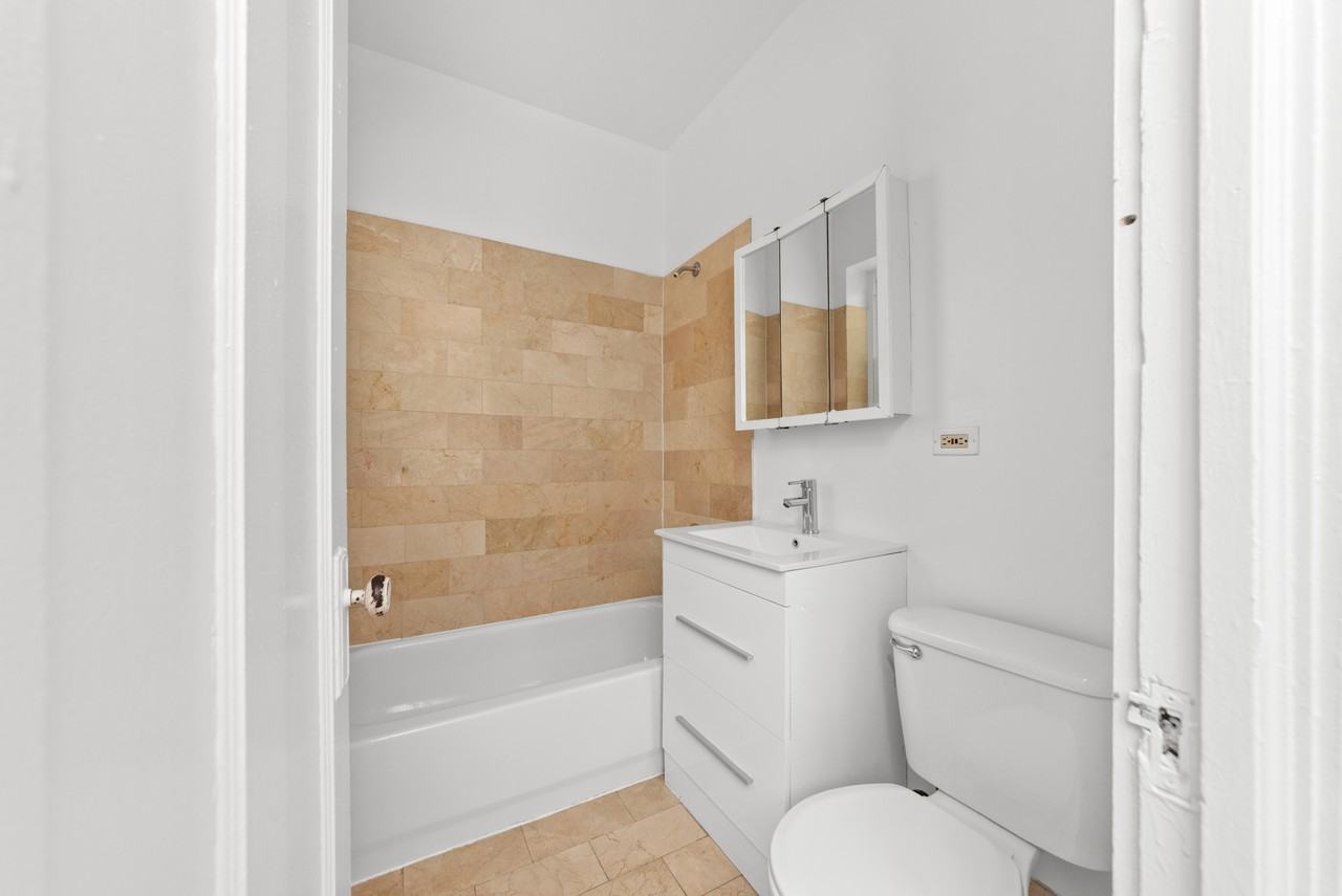 2347 W Fullerton Ave #2 - Photo 7 of 9