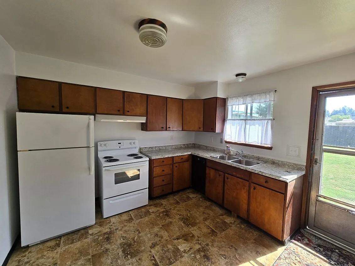 3218 South 43rd Street - Photo 4 of 9