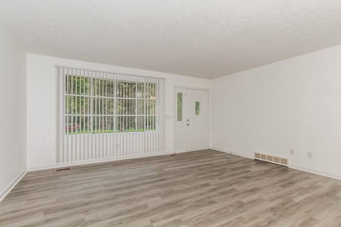 273 Lindy Dr - Photo 2 of 9