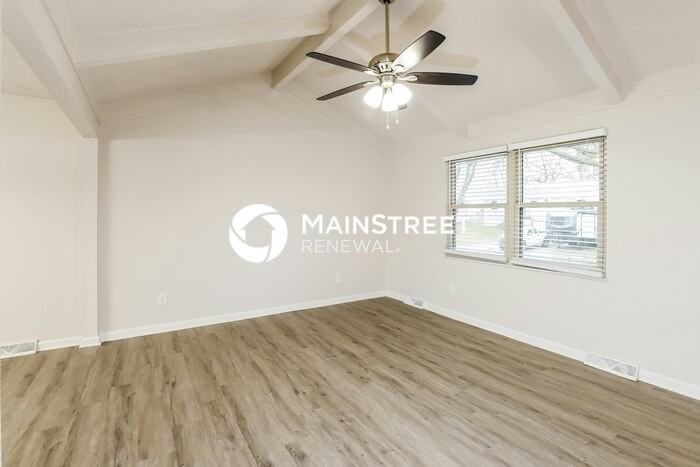 215 Se Crescent St - Photo 2 of 19