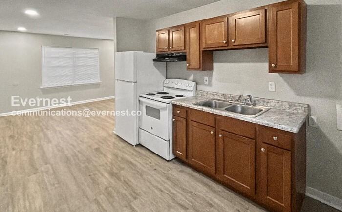 1024 4th Ave W #B - Photo 2 of 15