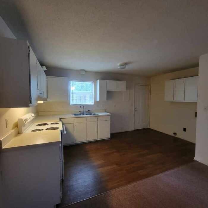 408 Memorial Park Dr #I - Photo 3 of 12