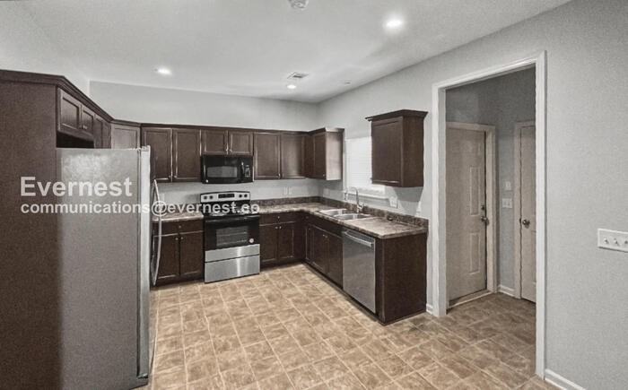 1195 Washington Dr - Photo 3 of 23