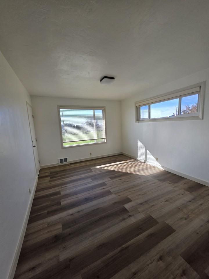 15652 Highway 101 N #1 - Photo 4 of 11