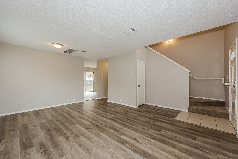 6736 Meadowcrest Dr - Photo 4 of 17