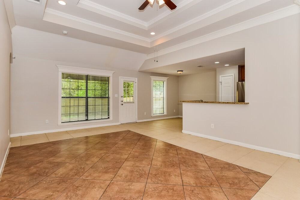 543 Lakeside Dr - Photo 4 of 16