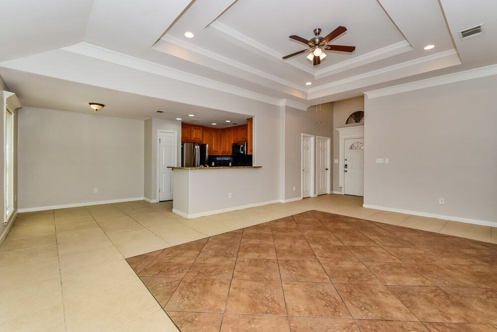 543 Lakeside Dr - Photo 5 of 16