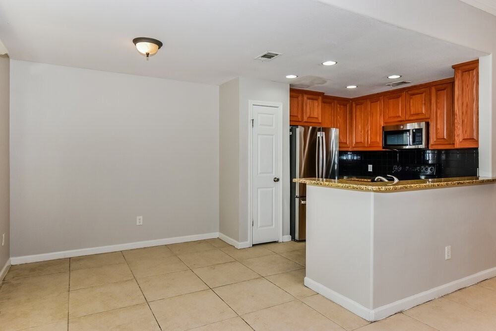 543 Lakeside Dr - Photo 6 of 16