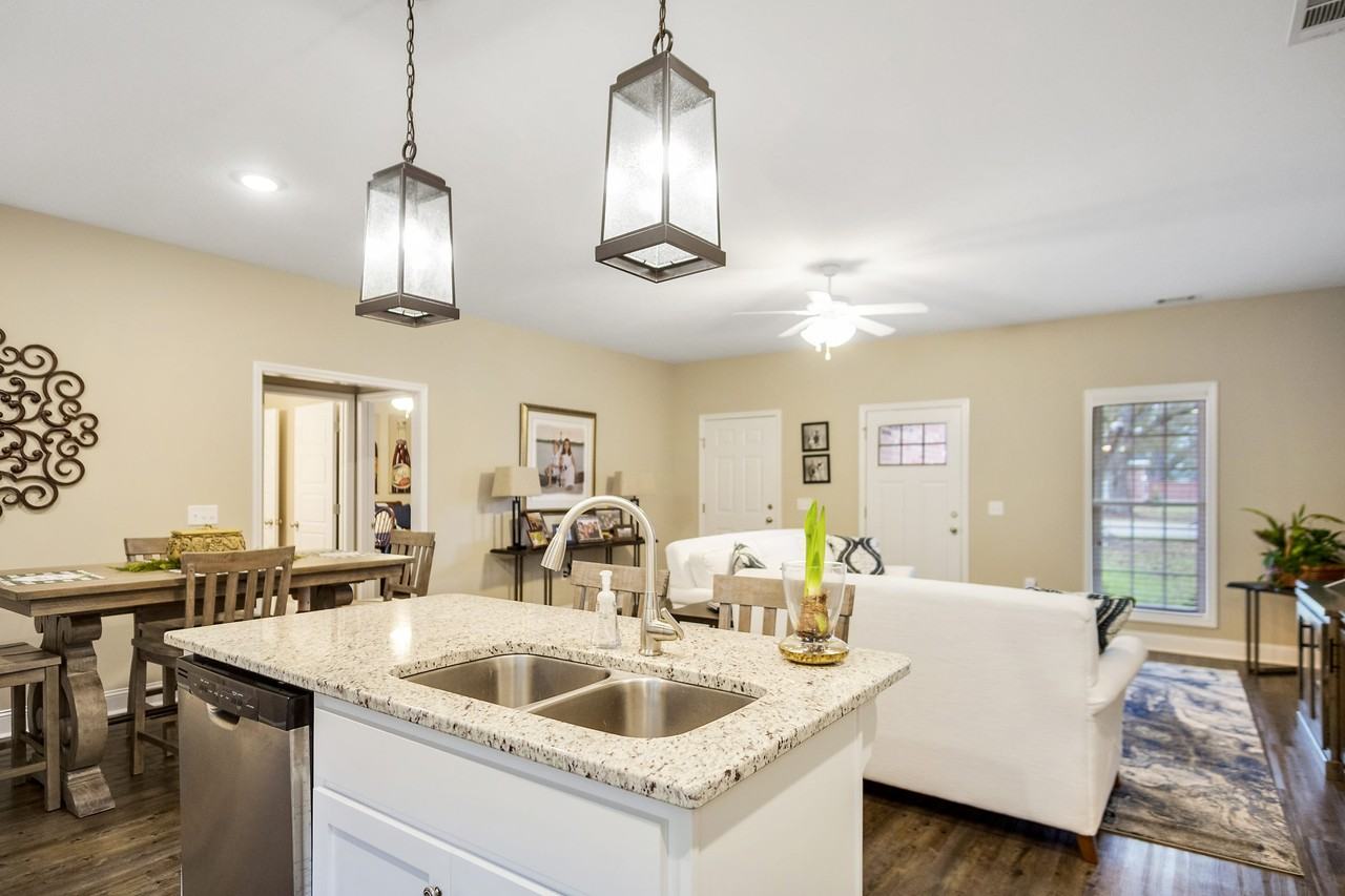 211 Silverthorn Dr #1 - Photo 3 of 19