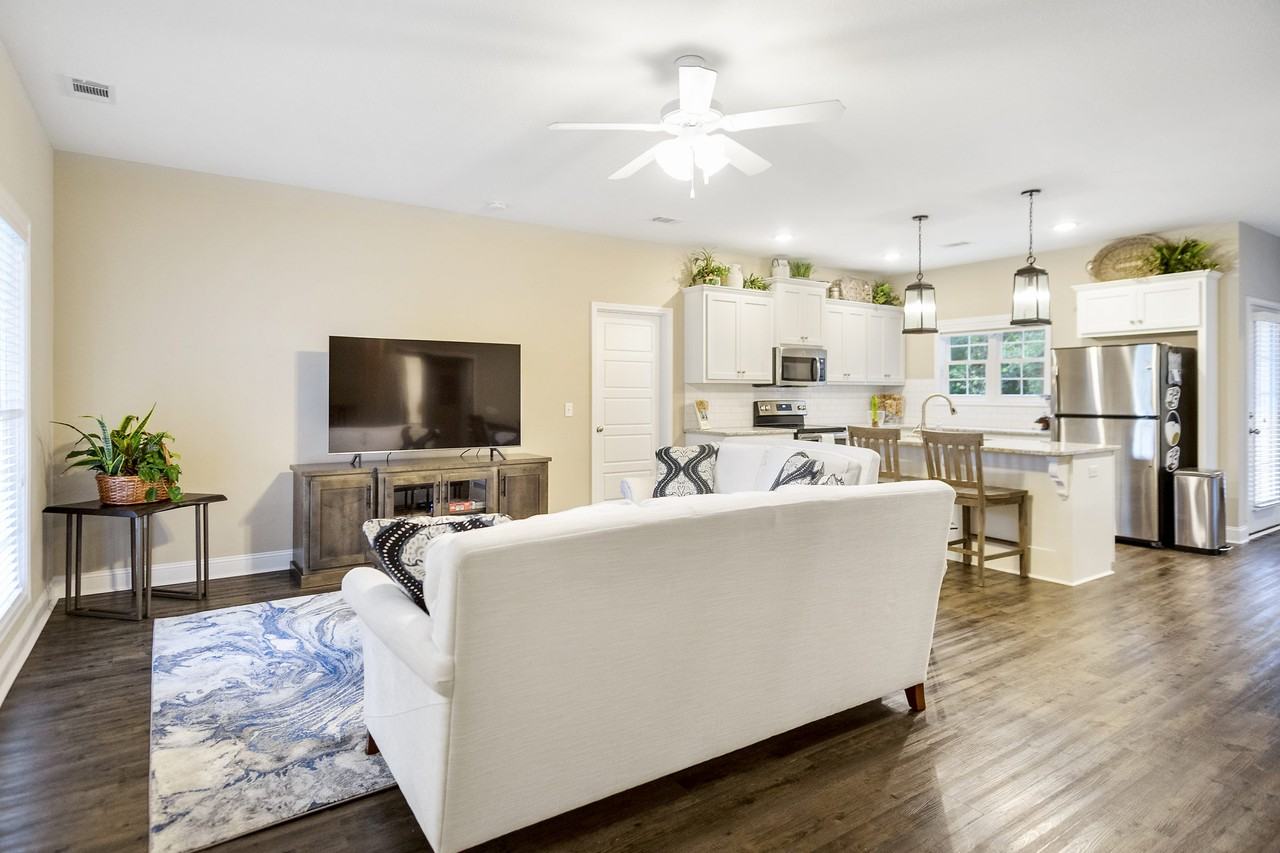 211 Silverthorn Dr #1 - Photo 4 of 19