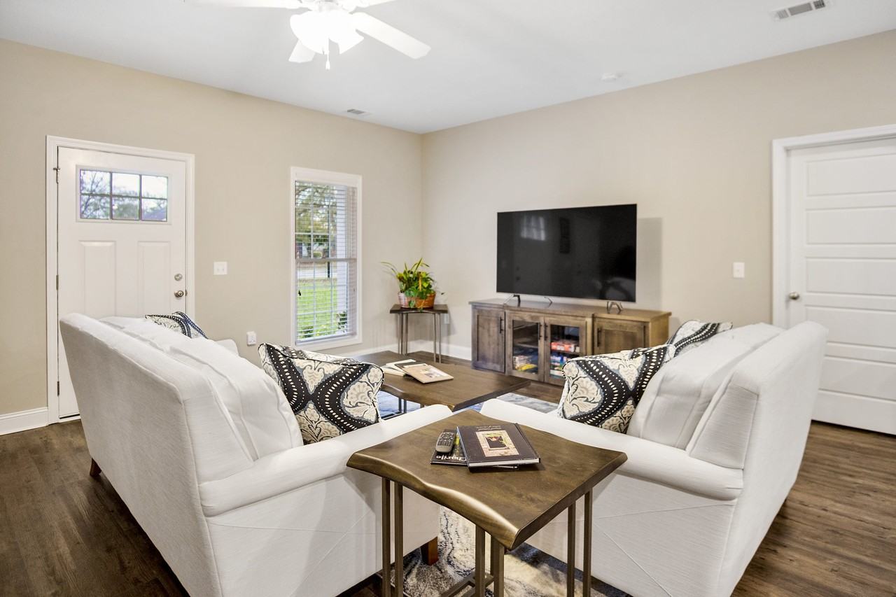 211 Silverthorn Dr #1 - Photo 6 of 19