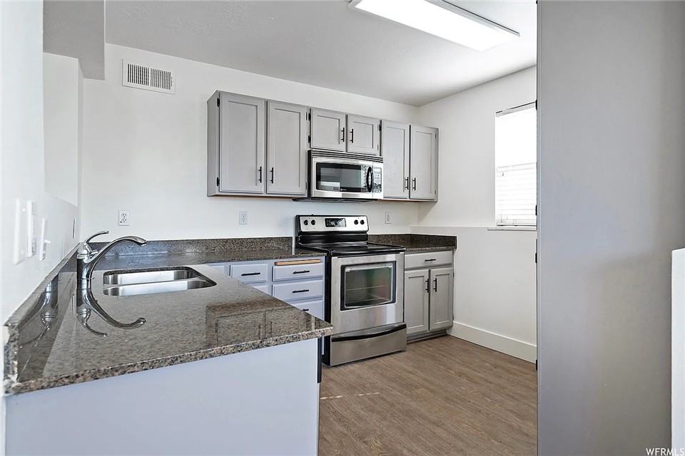 1162 E St - Photo 3 of 17