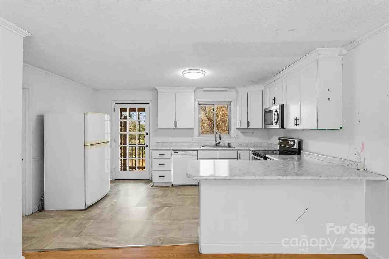 1051 Cox Mill Rd - Photo 3 of 31