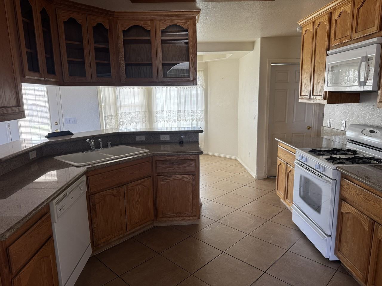 16324 Victoria Dr #1 - Photo 3 of 10