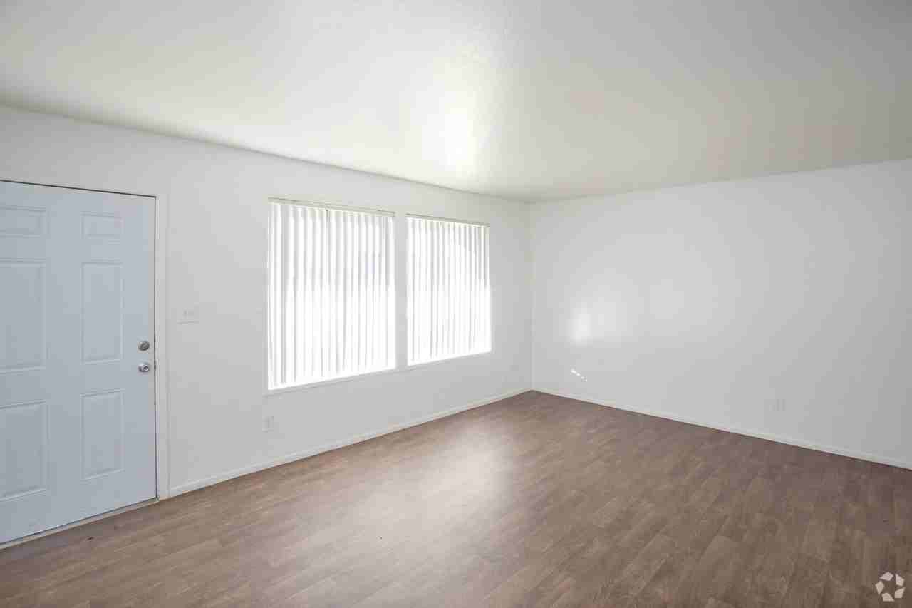 5045 N. 58th Ave - Photo 7 of 23